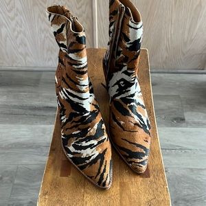 Matisse Cary Zebra ankle boots size 9.5